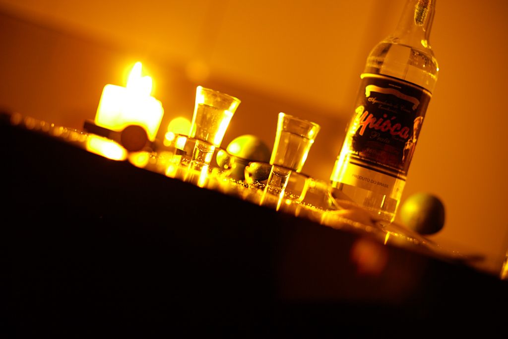 A vida é dura para quem é mole, cachaça, ouro, ypióca, caipirinha, drink responsibly, bebe com moderação, produto do brasil